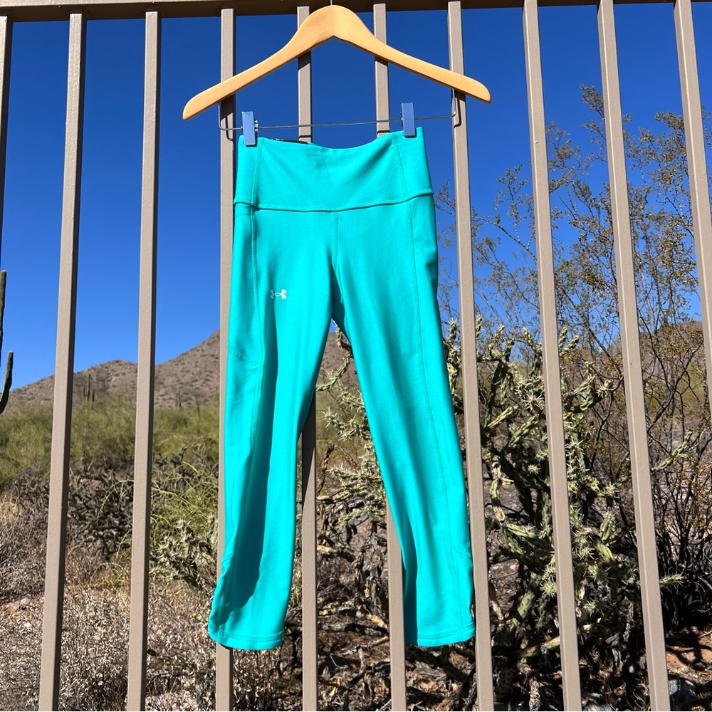 ⬇️💲Under Armour NWT Women’s Heatgear Compression High Rise Capri XS Color Teal